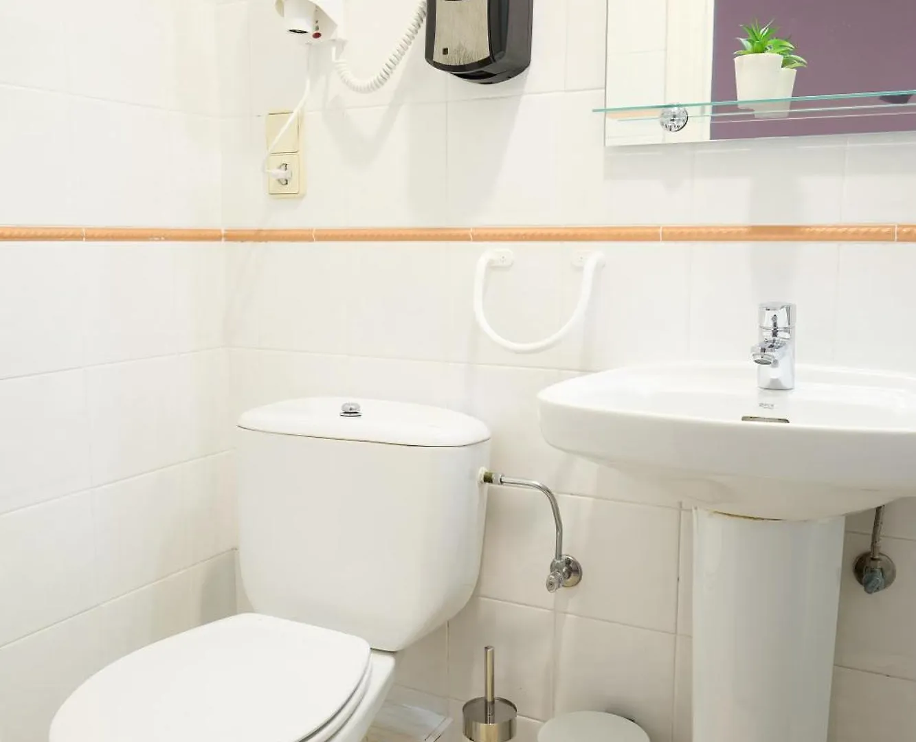 Pension Kaia San Sebastian 2*,  Spain